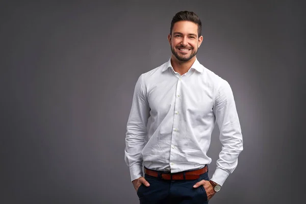 Joven confiado sonriendo — Foto de Stock